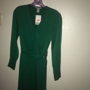I’m selling a emerald green dress